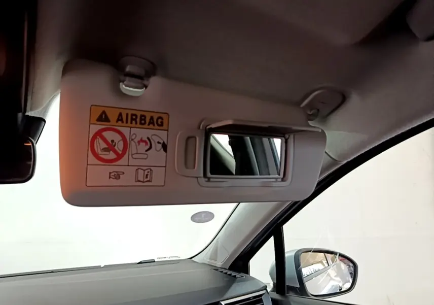 Intérieur Renault Clio Business E-TECH 140 2022, vue sur pare-soleil conducteur avec miroir et rétroviseur gris foncé visible.