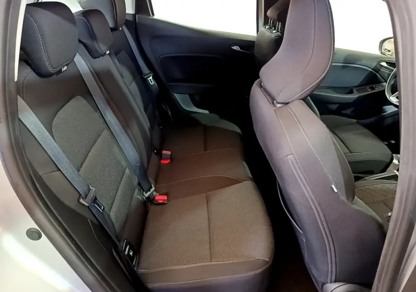 Vue intérieure côté droit montrant la banquette arrière noire et les sièges avant du Renault Clio Business E-TECH 140 hybride.