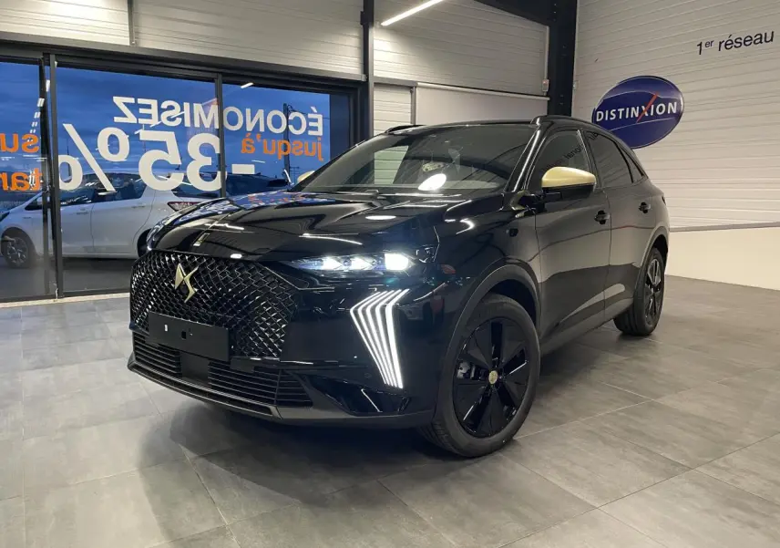 DS7 Crossback noir métallisé en 3/4 avant droit avec calandre DS Wings et coques de rétroviseurs dorées satinées.