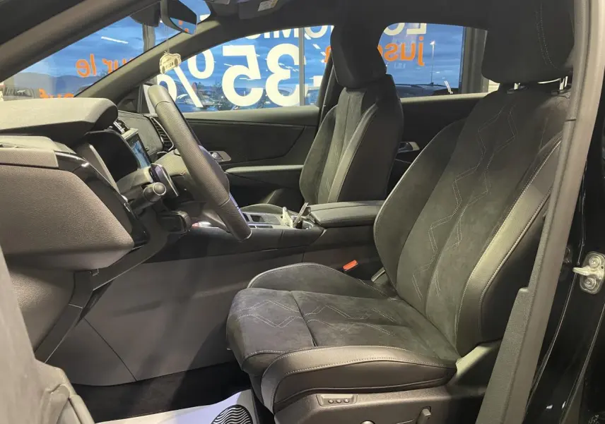 Vue intérieure côté conducteur du DS7 Crossback 2026 noir métallisé, sièges Alcantara noirs avec surpiqûres et console centrale avant.