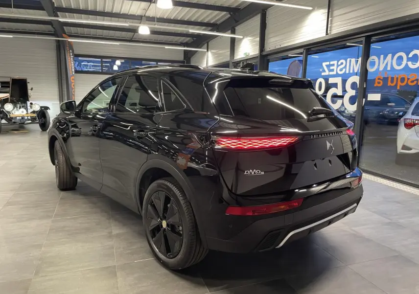 Vue 3/4 arrière droite du DS7 Crossback noir métallisé avec feux arrière LED et jantes alliage noires.