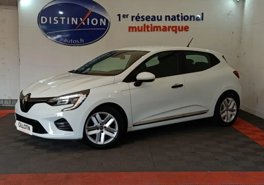 Renault Clio Business blanche vue de profil droit en intérieur, avec jantes alliage et feux LED allumés.