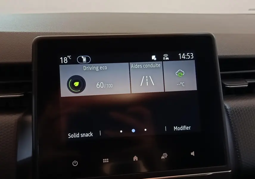 Écran tactile central de la Renault Clio Business blanche, affichant les aides à la conduite et l'écoconduite.