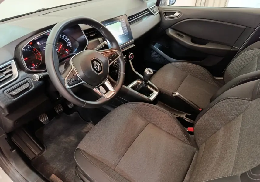 Intérieur Renault Clio Business 2021 vu côté conducteur, volant cuir multifonctions et écran tactile central.