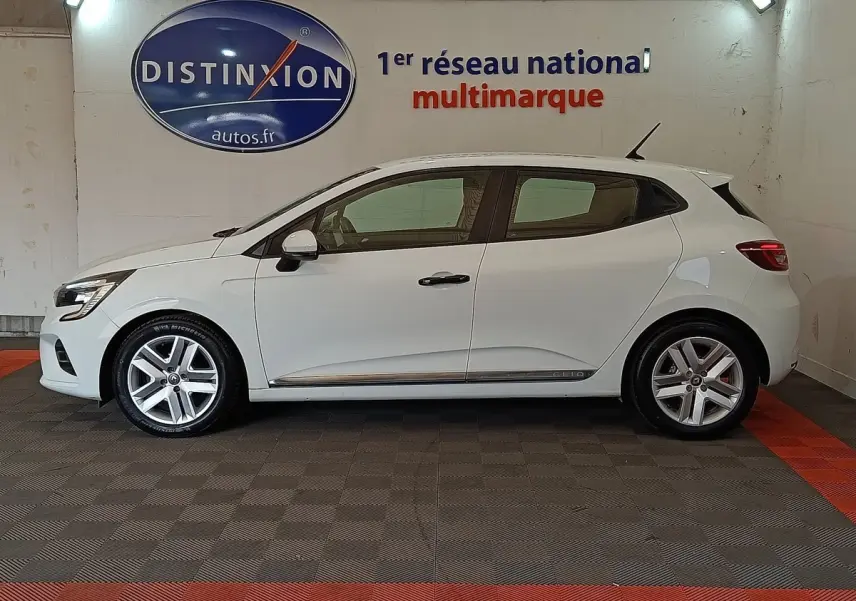 Profil droit d'une Renault Clio Business blanche de 2021, avec jantes alliage et logo Clio sur la porte arrière.
