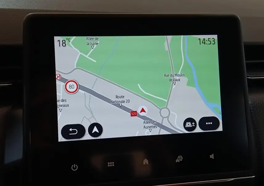 Écran tactile central affichant la navigation 3D dans l’habitacle d’une Renault Clio Business blanche de 2021.