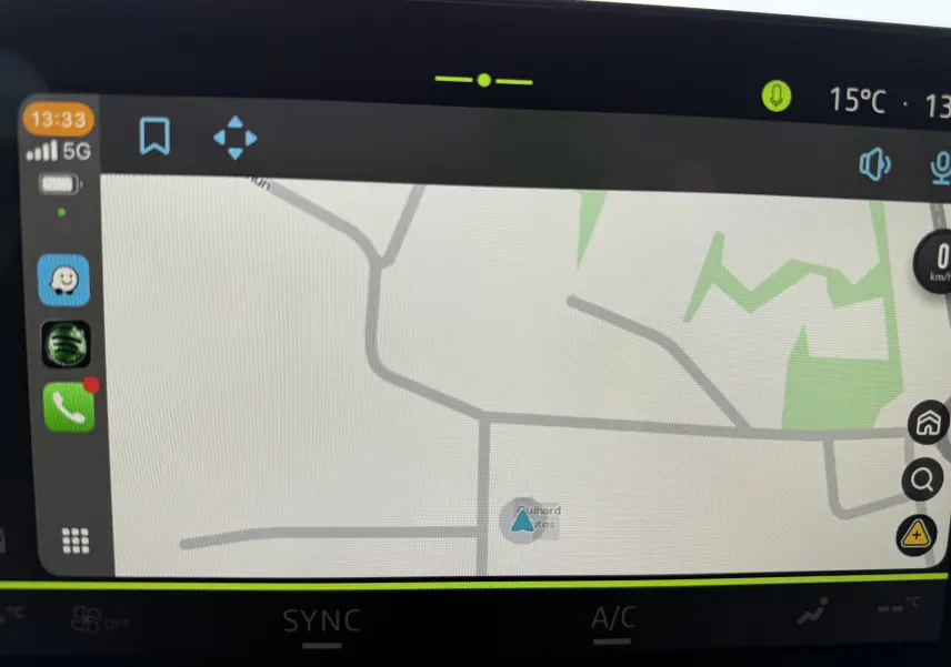 Écran tactile intérieur montrant la navigation GPS du Dacia Bigster 2026, interface moderne avec icônes colorées.