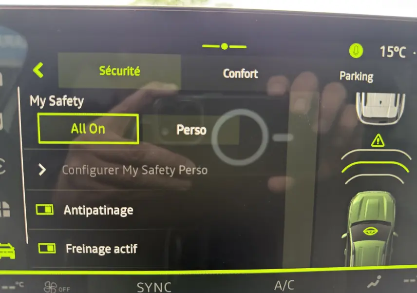 Écran tactile intérieur du Dacia Bigster 2026 montrant les réglages de sécurité et l'assistance au parking.