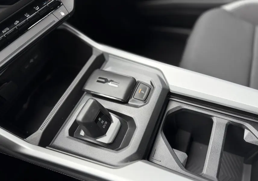 Gros plan sur la console centrale intérieure du Dacia Bigster 2026, avec levier de vitesses automatique et finition gris clair.