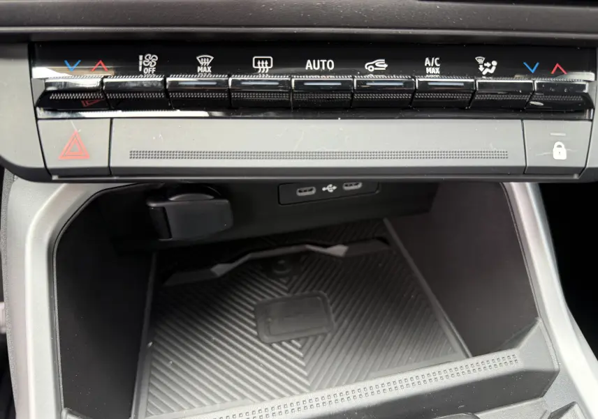Vue rapprochée de la console centrale du Dacia Bigster 2026, montrant les commandes climatisation et ports USB.