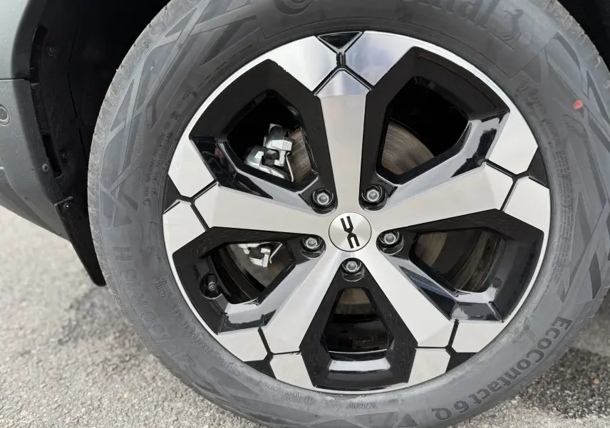 Gros plan sur la jante bicolore noire et argent du Dacia Bigster 2026, avec pneu Continental visible.