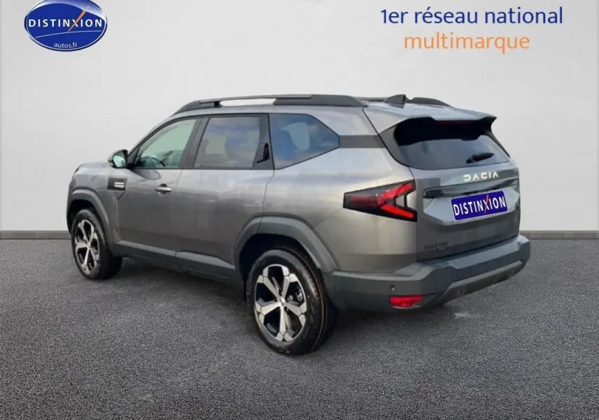 SUV Dacia Bigster gris schiste métal vu en 3/4 arrière droit, avec jantes alliage et feux arrière LED distinctifs.