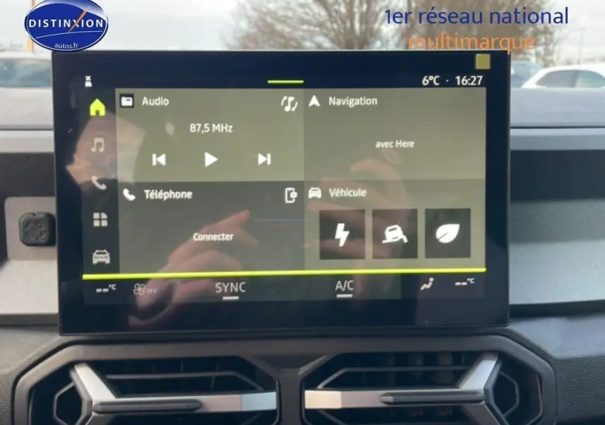 Écran tactile central du tableau de bord du Dacia Bigster 2026, affichant les menus audio, navigation et véhicule.