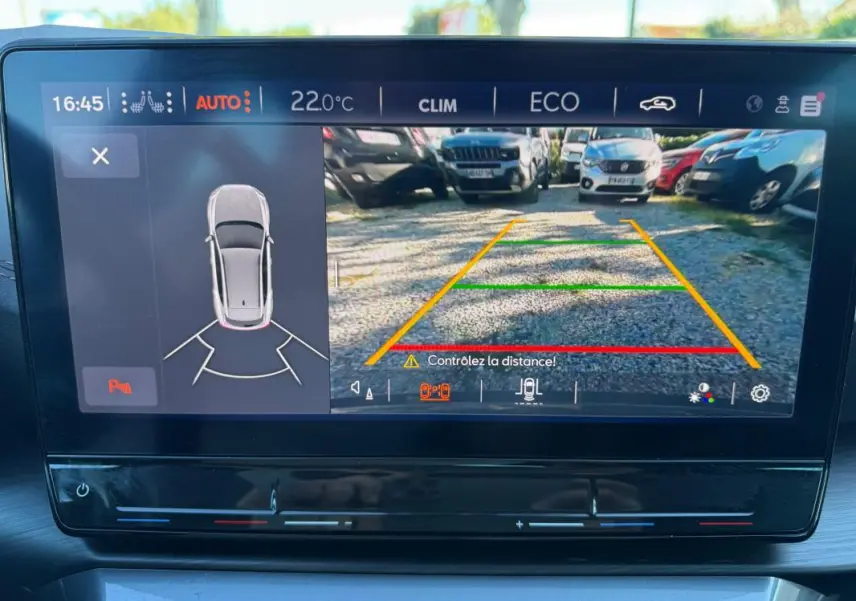 Écran intérieur de la CUPRA Formentor 1.4 e-HYBRID 2024 montrant la caméra de recul avec guidage de trajectoire.