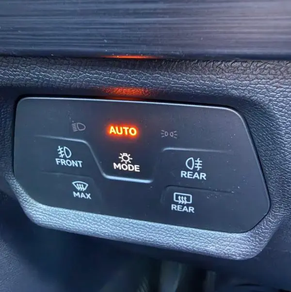 Panneau de commande des feux avec mode automatique allumé dans l'habitacle d'une CUPRA Formentor noir 2024.