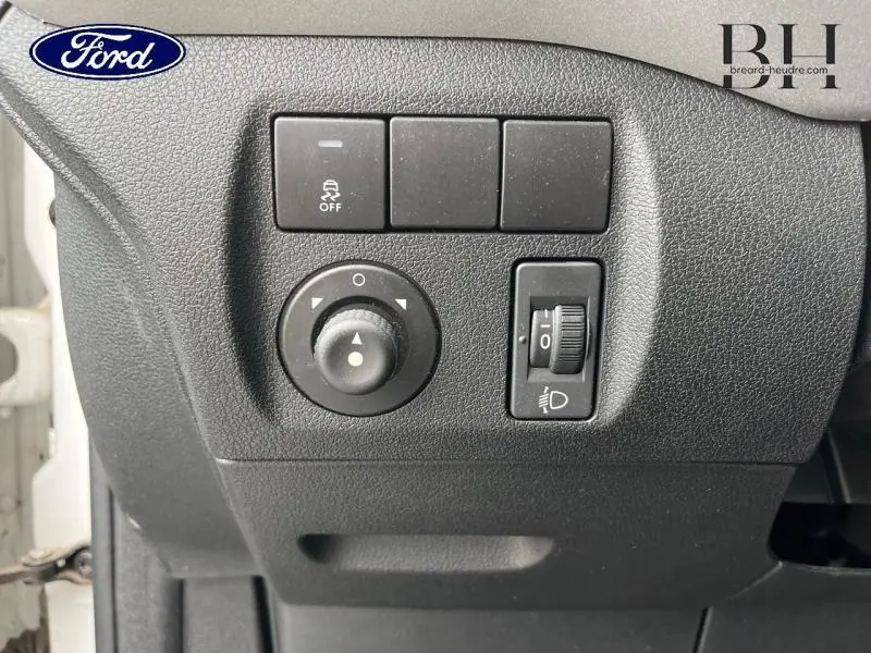 Gros plan sur les commandes de réglage des phares et de l'ESP du Peugeot Partner Tepee blanc Banquise 2016.