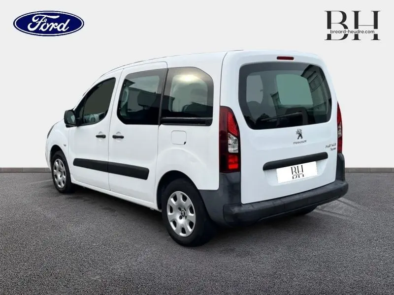 Peugeot Partner Tepee blanc banquise vu en 3/4 arrière droit, portes latérales coulissantes et vitres teintées visibles.