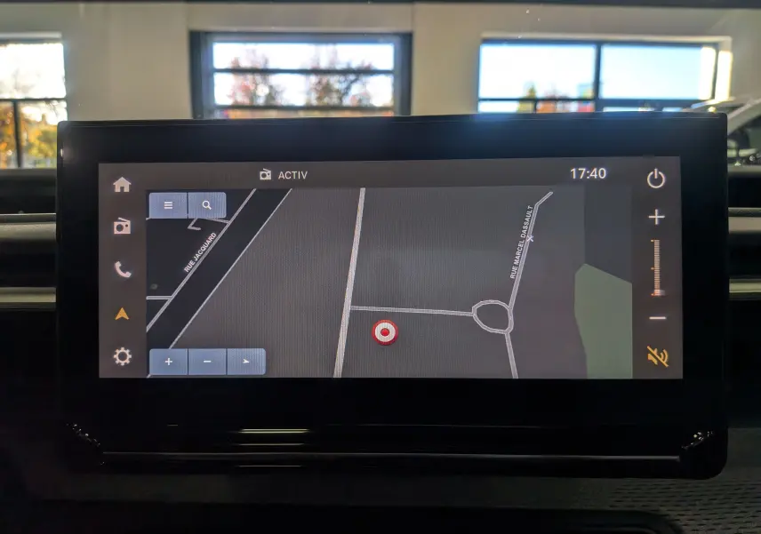 Écran tactile central affichant la navigation GPS dans l'habitacle du Citroën C3 Aircross Hybride 2025.