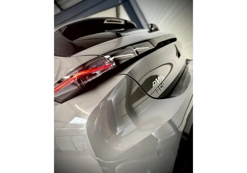 Gros plan arrière droit de la Peugeot 308 GT gris selenium avec feux arrière LED et logo distinctif DN08.