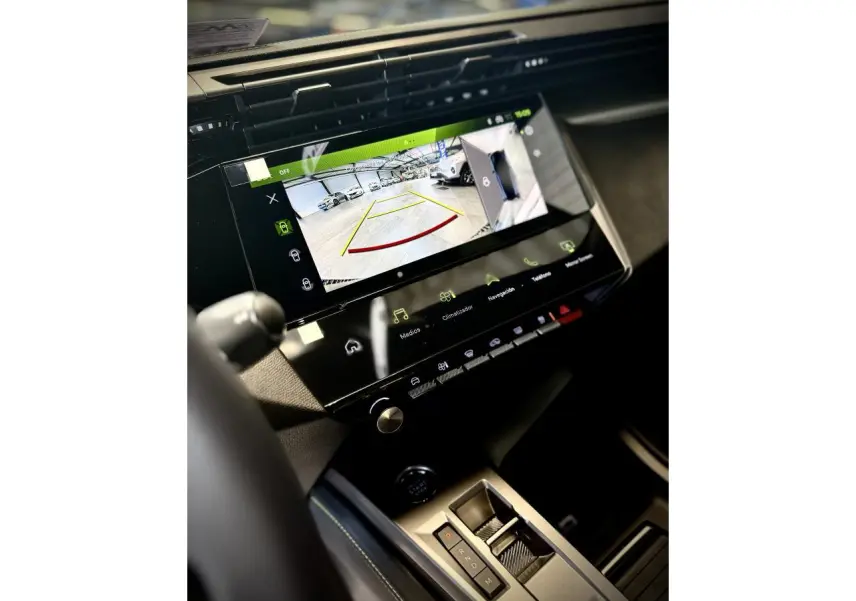 Vue rapprochée de l’écran tactile central affichant la caméra de recul dans l’habitacle noir du Peugeot 308 Gris Selenium.