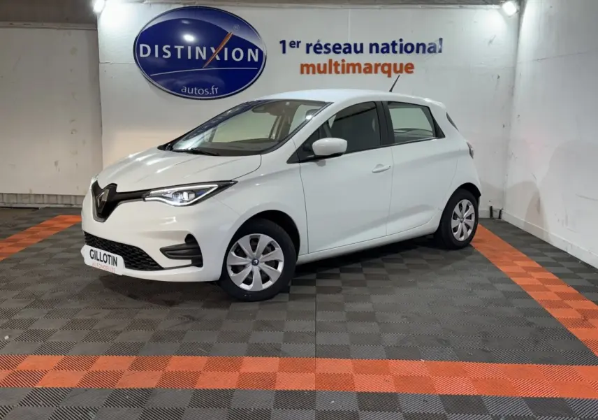 Renault ZOE Business blanc vue 3/4 avant droit en intérieur, avec phares LED et jantes acier.
