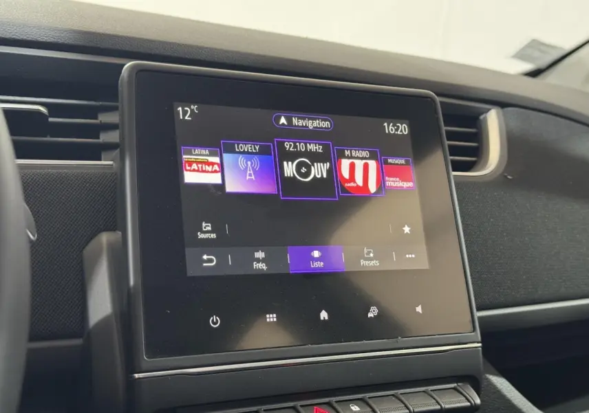 Écran tactile central de la Renault ZOE Business 2020 affichant la navigation et stations radio, intérieur noir.