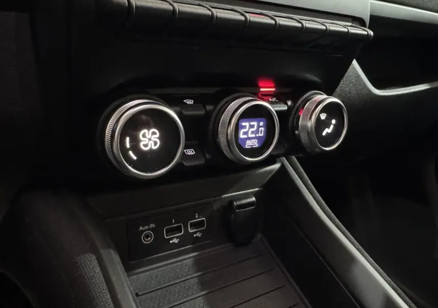 Détail des commandes de climatisation avec affichage digital à 22°C dans une Renault ZOE Business blanche de 2020.