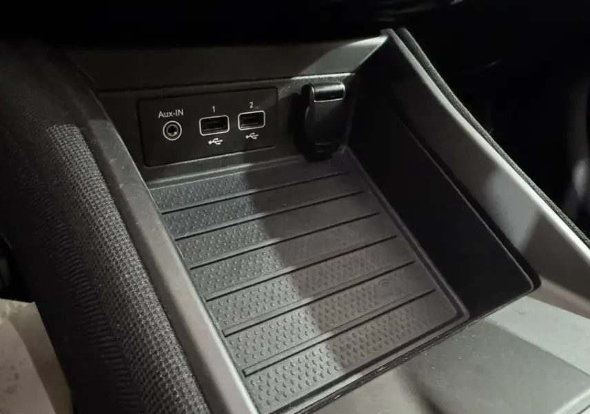 Détail de la console centrale noire avec ports USB et prise Aux-In de la Renault ZOE Business Rev R110 2020.