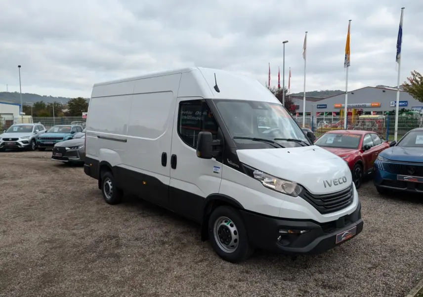 Fourgon Iveco Daily blanc vu en 3/4 avant droit avec calandre noire et portes coulissantes latérales.