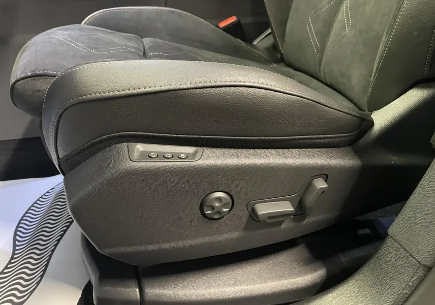 Gros plan sur le réglage électrique du siège avant gauche en Alcantara noir du DS7 Crossback noir métallisé.