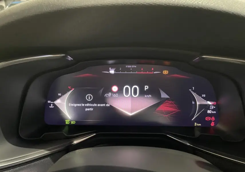 Vue rapprochée du combiné numérique 12,3 pouces du DS7 Crossback noir métallisé affichant 0 km/h et alertes de sécurité.