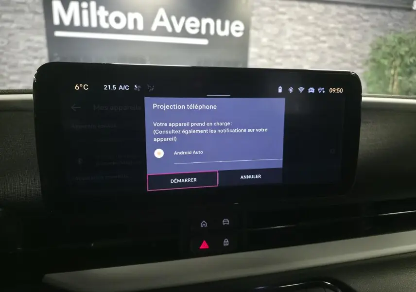 Écran tactile central de la Fiat 600 1.2 Hybrid 2024 affichant la projection Android Auto, planche de bord noire.