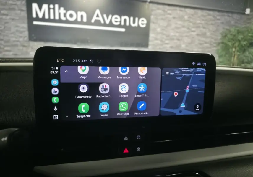 Écran tactile central du tableau de bord de la Fiat 600 rouge 2024 affichant navigation et applications connectées.