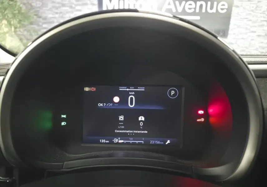 Affichage numérique du combiné d'instrumentation de la Fiat 600 Hybrid 2024, vue frontale centrée sur le tableau de bord.