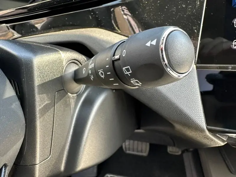 Gros plan sur la commande des essuie-glaces côté gauche dans l’habitacle gris d’une Peugeot 308 2025.