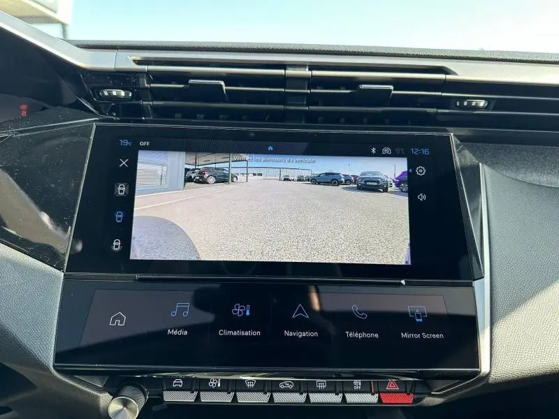 Écran tactile central de la Peugeot 308 2025 affichant la caméra de recul dans un intérieur moderne noir.