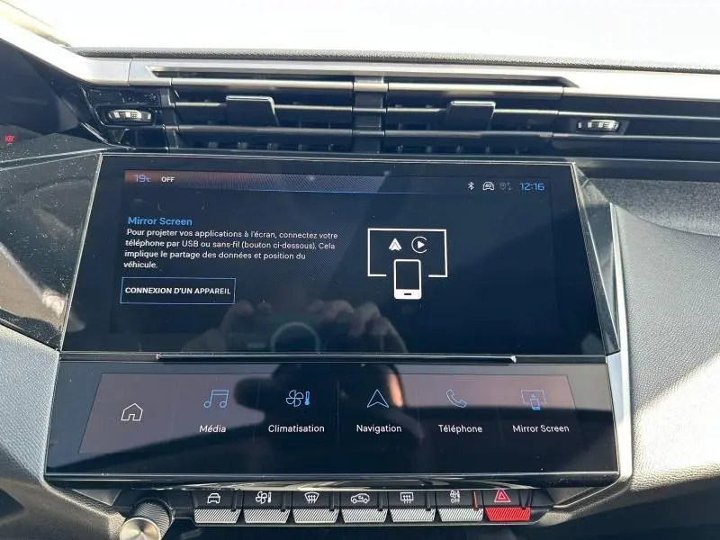 Écran tactile central de la Peugeot 308 gris Artense, affichant l'interface Mirror Screen en intérieur lumineux.