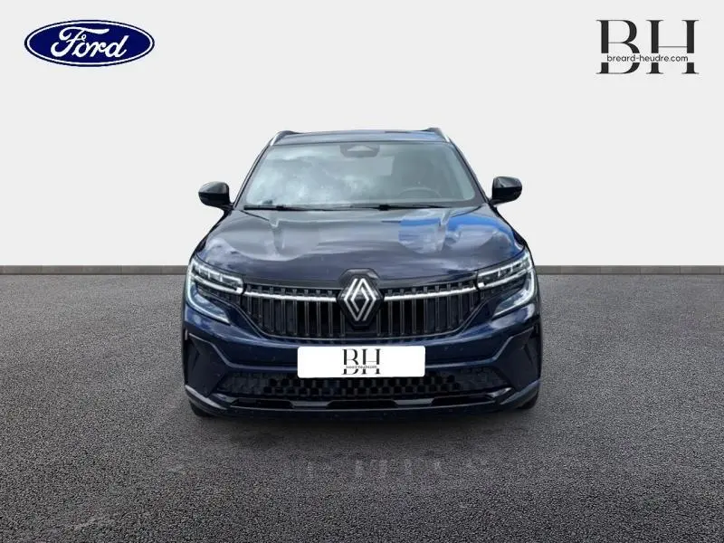 Vue de face d'un Renault Espace 2024 bleu foncé avec calandre verticale et phares LED fins.