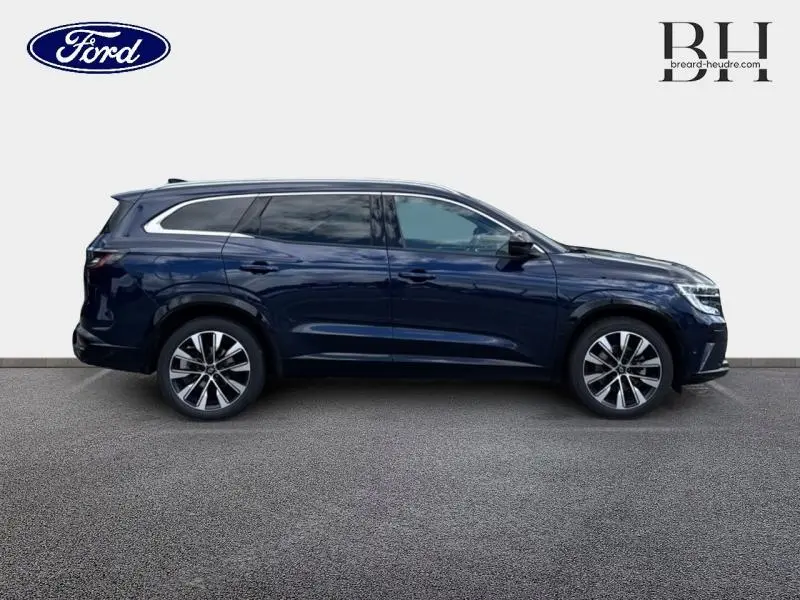 Profil droit d'un Renault Espace rouge flamme 2024, avec jantes alu et vitres surteintées sur fond neutre.