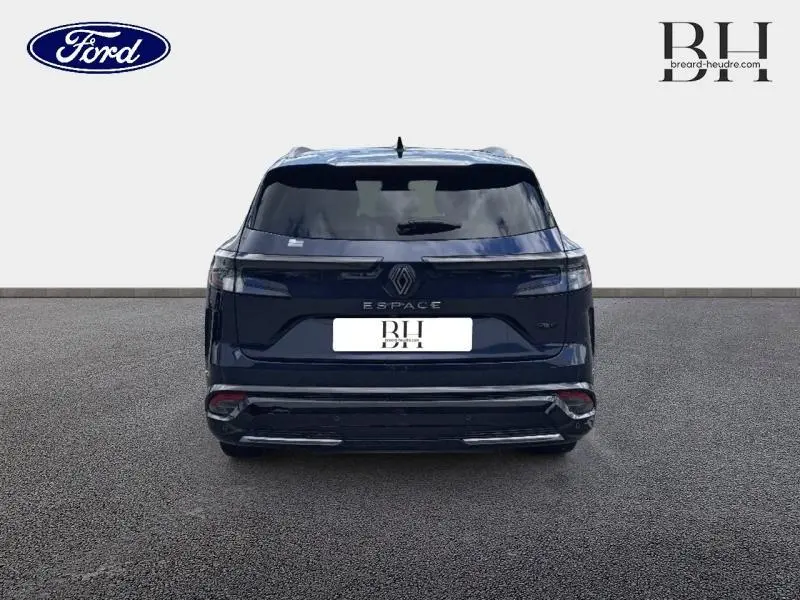 Vue arrière d'un Renault Espace bleu foncé avec feux arrière LED et lunette arrière surteintée.