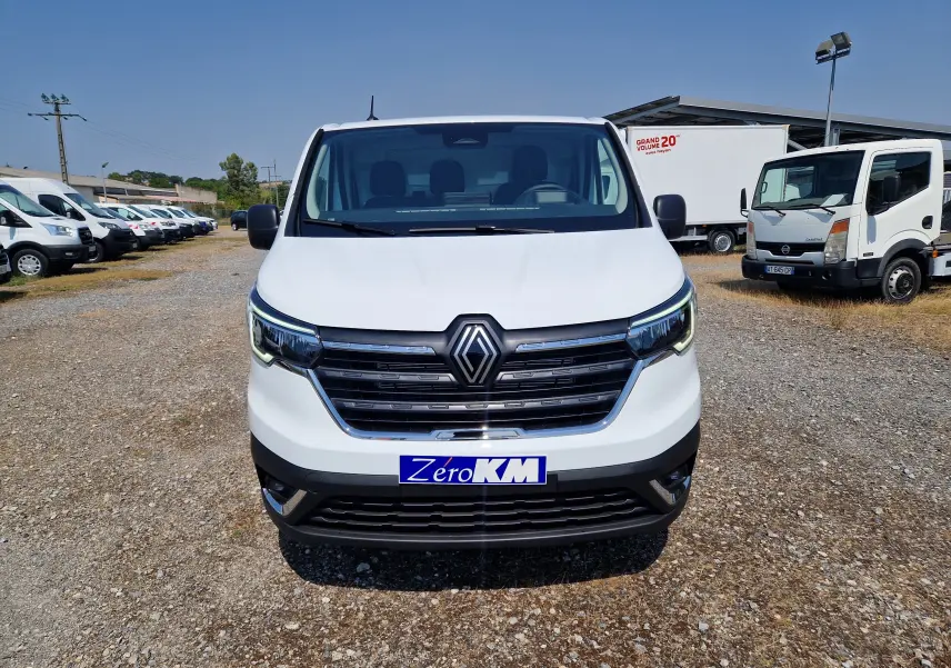 Vue avant d'un Renault Trafic Fourgon blanc 2026 avec calandre noire et logo Renault proéminent.