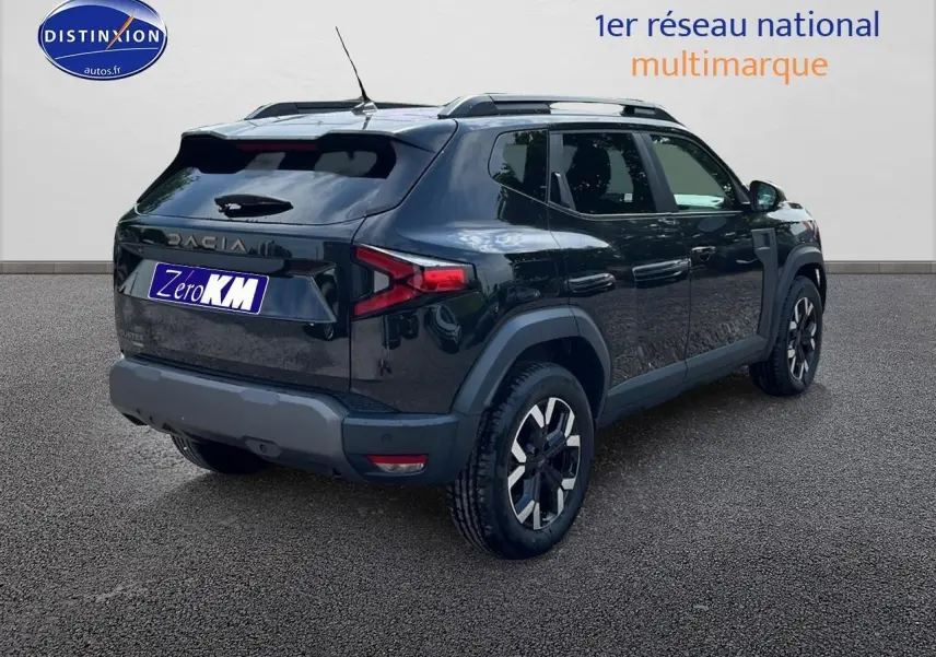 Vue 3/4 arrière droite du Dacia Duster noir 2025 avec barres de toit et jantes alu distinctives.