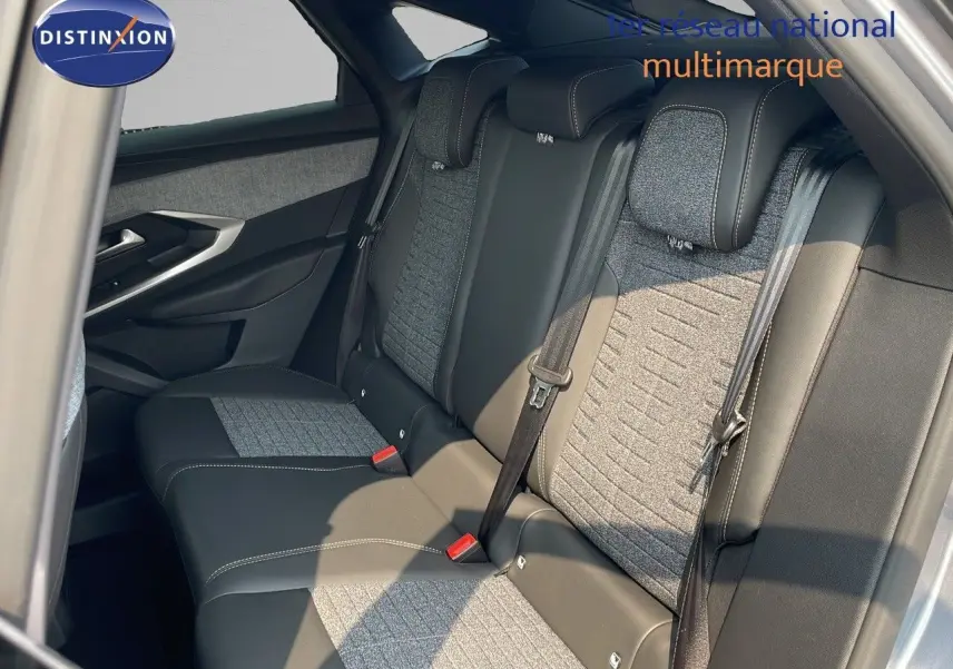 Vue latérale des sièges arrière en cuir noir et tissu gris du Peugeot 3008 Hybrid 136ch Allure 2025.