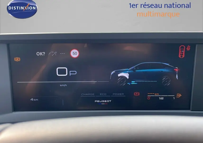 Affichage numérique du tableau de bord du Peugeot 3008 Hybrid 2025 montrant la silhouette latérale en bleu et les indicateurs de vitesse et charge.