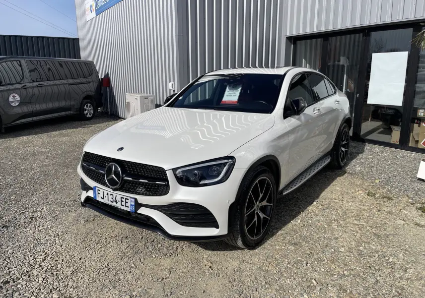 Mercedes GLC Coupé blanc vue 3/4 avant droit avec jantes AMG noires et calandre distinctive AMG.