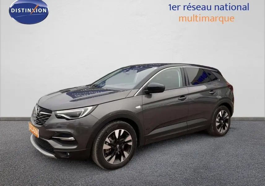 Opel Grandland X gris Pierre de Lune, vue 3/4 avant droit, avec jantes noires et toit panoramique.