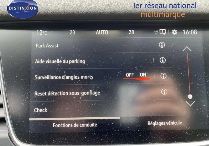 Écran tactile intérieur affichant les réglages d’aide à la conduite du SUV Opel Grandland X 1.6 Hybrid Turbo 2021.