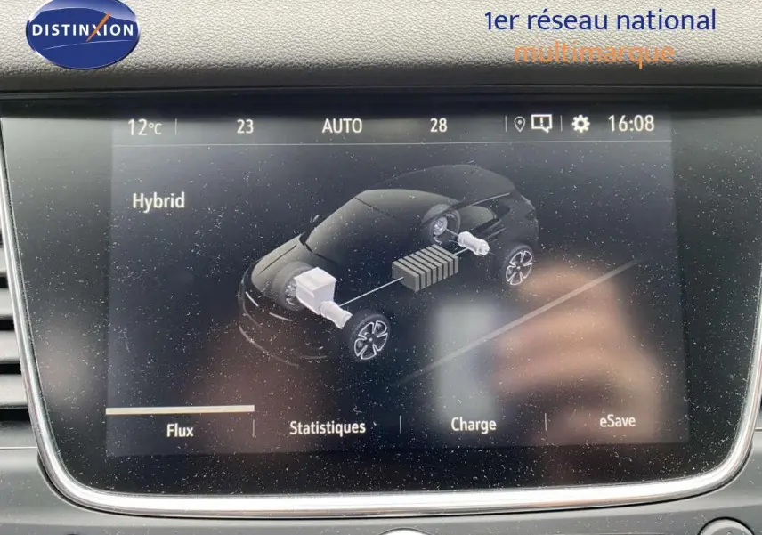 Écran central de l’Opel Grandland X 1.6 Hybrid Turbo 2021 affichant le schéma du système hybride en vue de dessus.