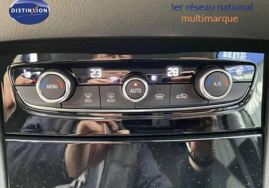 Panneau de commande de la climatisation du Opel Grandland X 2021 en finition Ultimate, avec réglages numériques et boutons tactiles.
