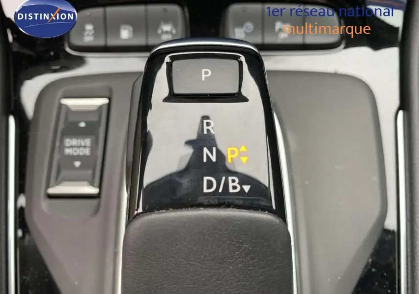 Gros plan sur le levier de vitesses automatique noir brillant de l’Opel Grandland X 1.6 Hybrid Turbo, avec bouton Drive Mode visible.
